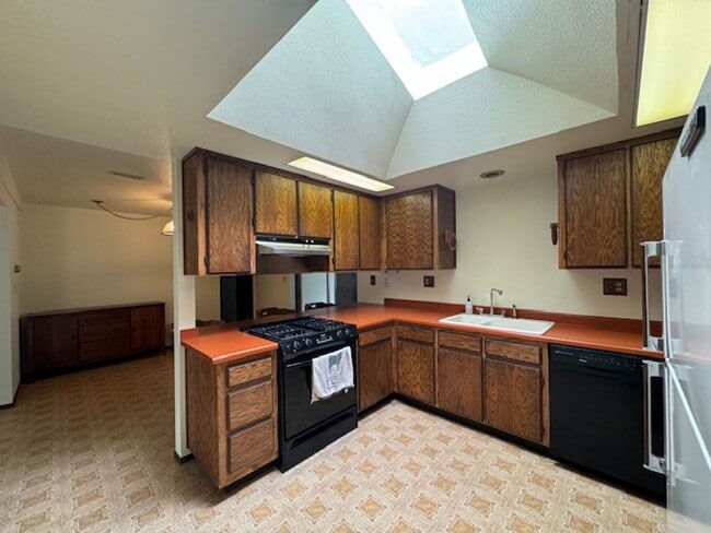 Building Photo - 2437 Ridgewood Dr