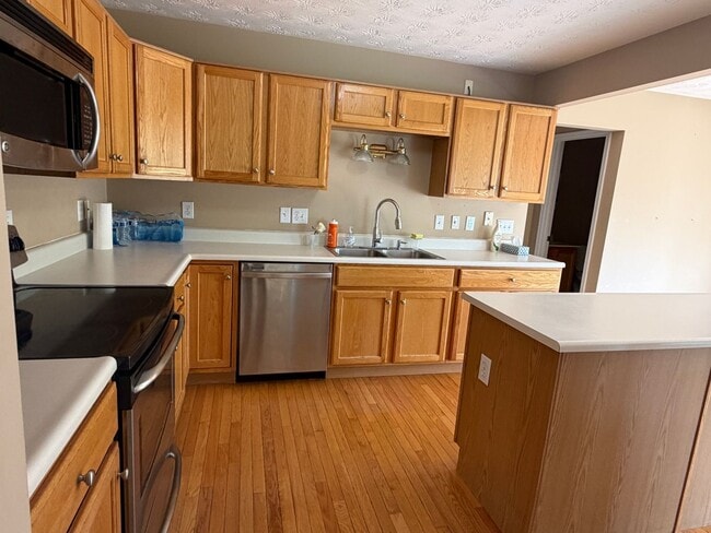 Building Photo - Beautiful, two-story, 4 bedroom home in Springboro!