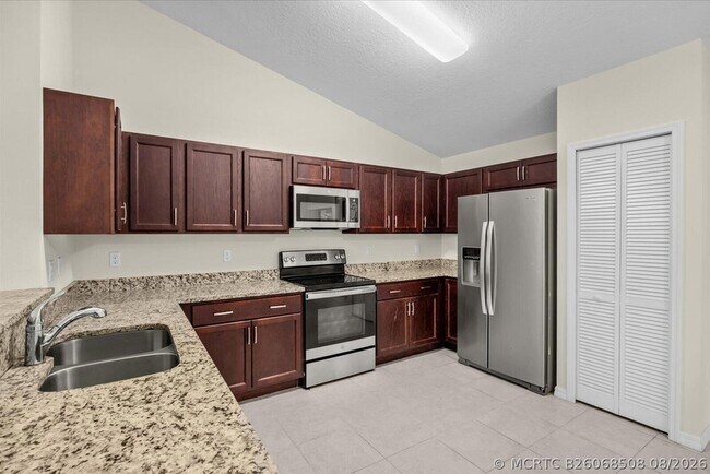 Building Photo - 8736 98th Ct