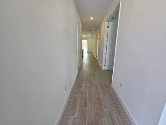 Building Photo - 5690 Divine Dr