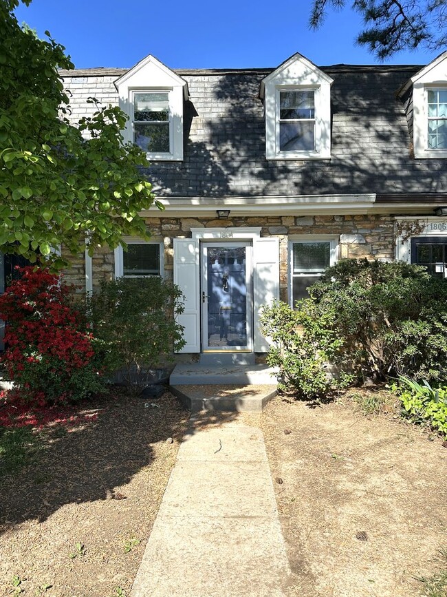 Primary Photo - 1804 Leslie Ave