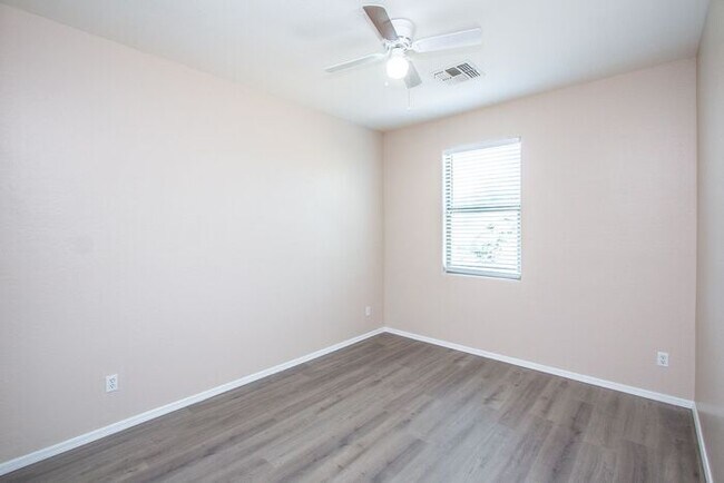 Building Photo - 5Bedroom/3Bath San Tan Vally Home!