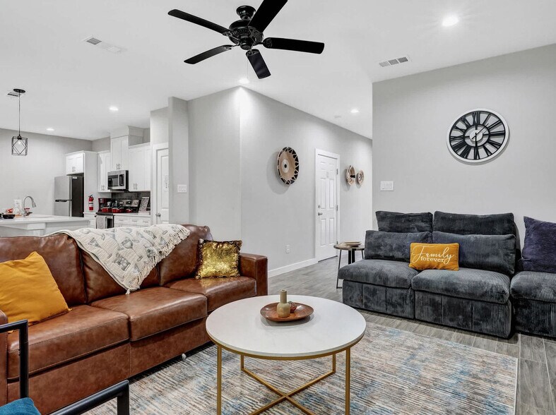 Building Photo - 721 Perry Ave