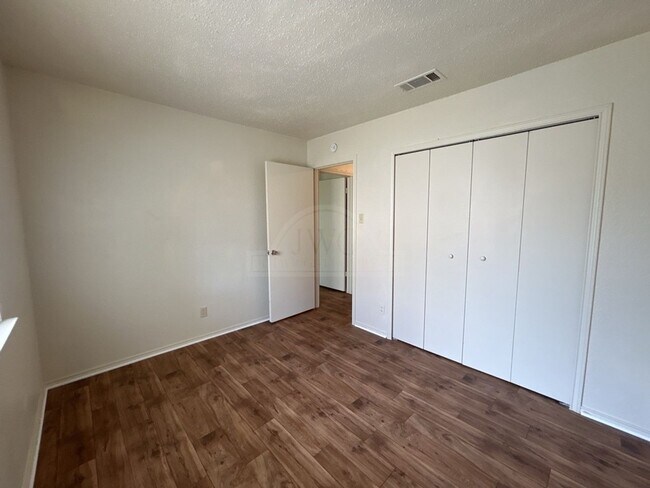 Building Photo - 2108 Carousel Dr