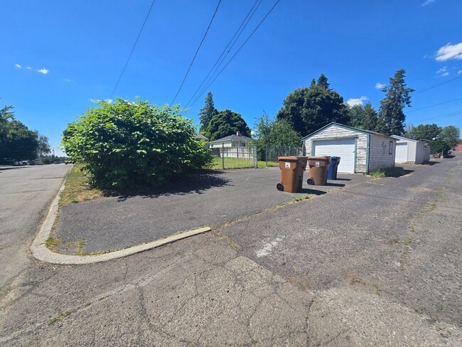 Building Photo - Beautiful North Side Home! Available Now!
