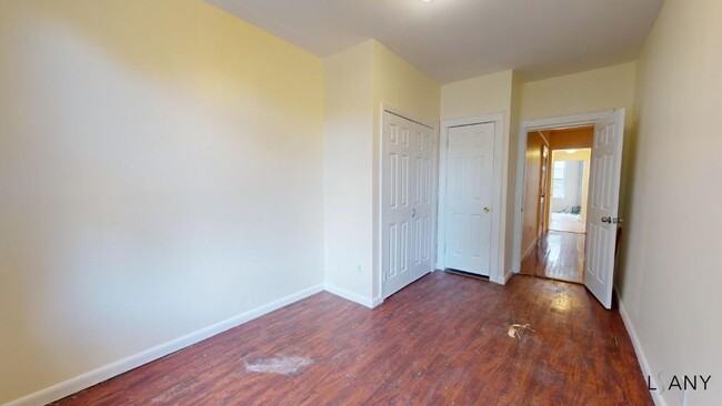 Building Photo - LARGE 3 BEDROOM! STEPS FROM FORDHAM