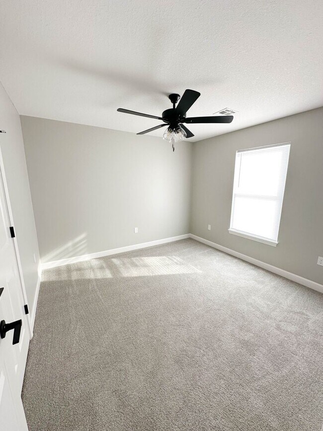 Building Photo - 1612 Green Valley Cir