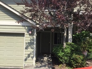 Building Photo - Modern 3-Bedroom Townhome in Prime Everett Location