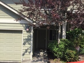 Building Photo - Spacious 3 Bed, 2.5 Bath Townhome