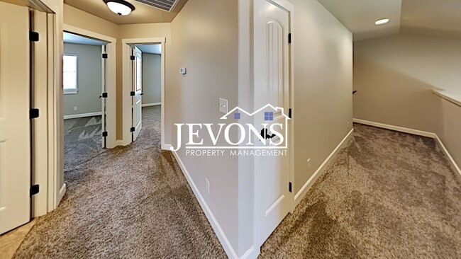 Building Photo - Spacious duplex with master bedroom, backy...