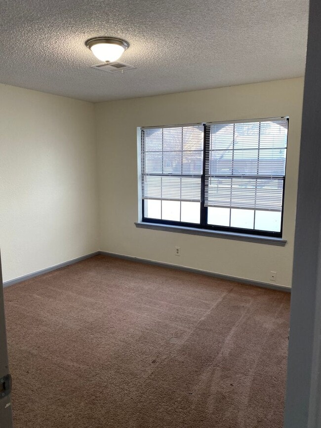 Building Photo - 2 Bed 1 Bath 1 Car Garage Duplex in Centra...