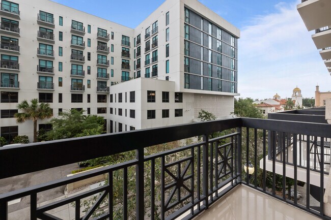 Building Photo - 701 S Olive Ave