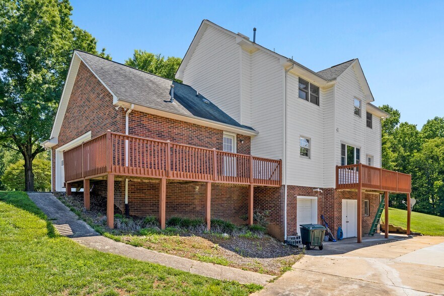 Building Photo - 3010 Eaker Dr