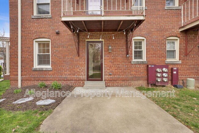 Building Photo - 1301 E Abingdon Dr