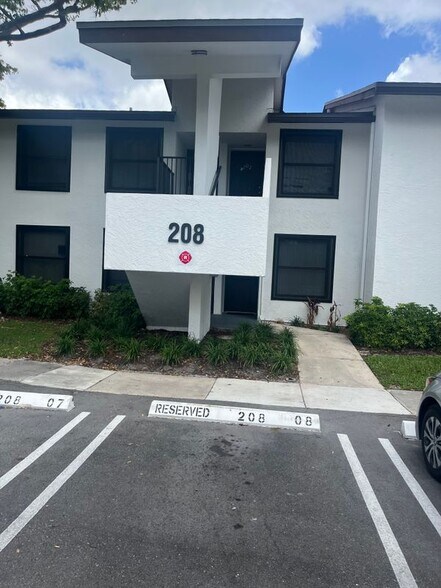 Building Photo - 208 Lake Pointe Dr