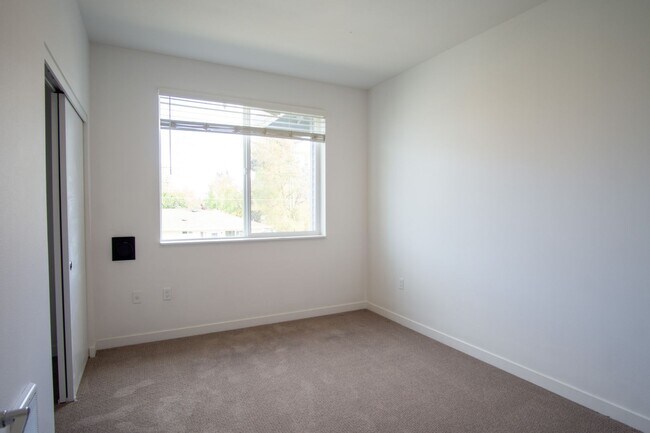 Building Photo - St. Johns-Sleek Modern Townhouse Ready Now!