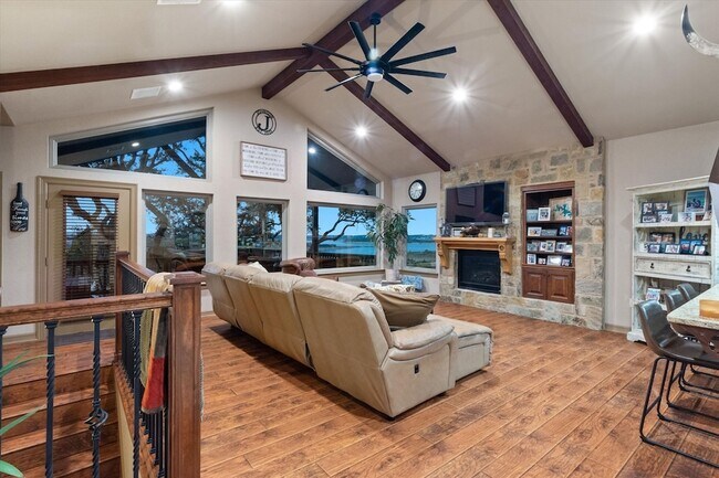 Building Photo - 785 Lake Forest