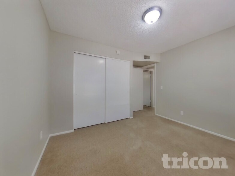 Building Photo - 1010 W Blackhawk Dr