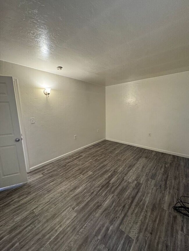 Building Photo - 350 N Silverbell Rd