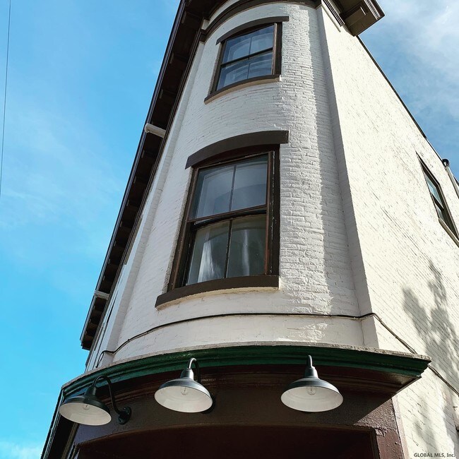 Building Photo - 68 Putnam St