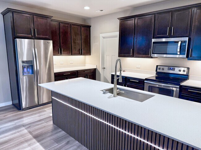 Building Photo - Seven Seven Oaks St SE