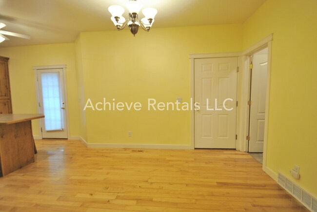 Building Photo - Charming End-Unit Townhome | Prime Location Near Parks, Shops & Dining