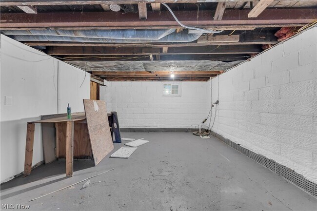 Building Photo - 485 E Archwood Ave