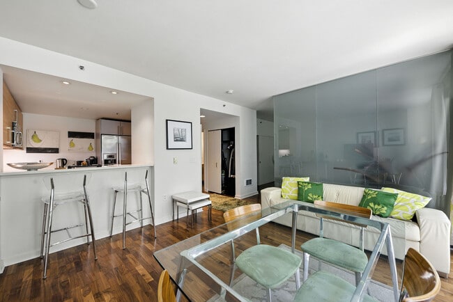 Building Photo - 555 4th St