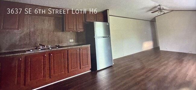 Building Photo - 3637 SE 6th St