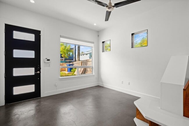 Building Photo - 4608 Santa Anna St