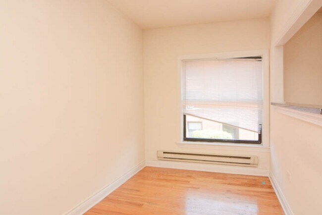 Building Photo - 824 W Waveland Ave