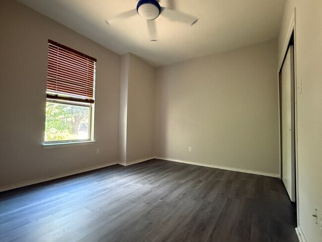 Building Photo - 1722 E Mesa Park Dr