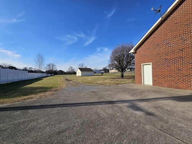 Building Photo - 1876 S Mt Juliet Rd