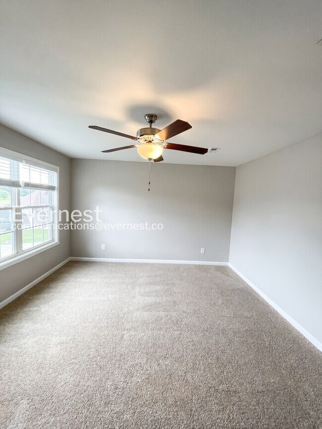 Building Photo - Charming Modern Home / 5 beds 3.5 baths / Garage attached / Fenced-Yard / Available now!