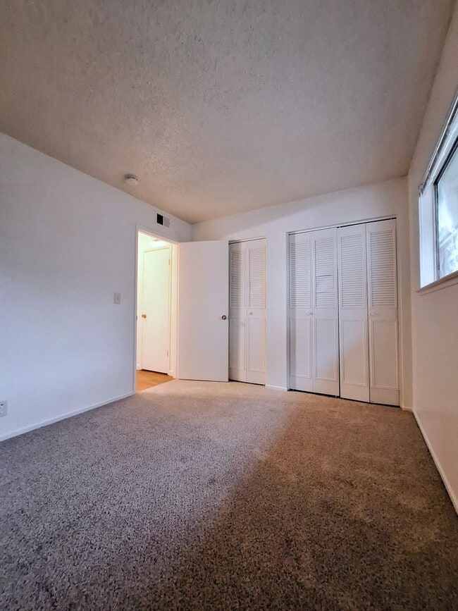 Building Photo - Ground Floor 2bd Condo With On-site Laundry, Carport, & Pool!