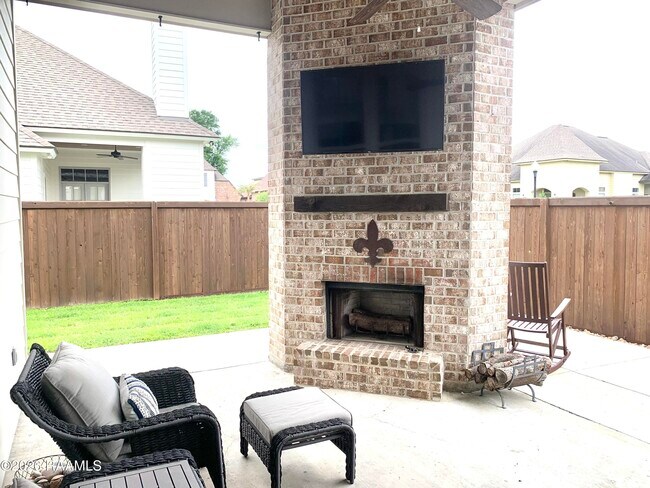 Building Photo - 200 Cypress View Dr