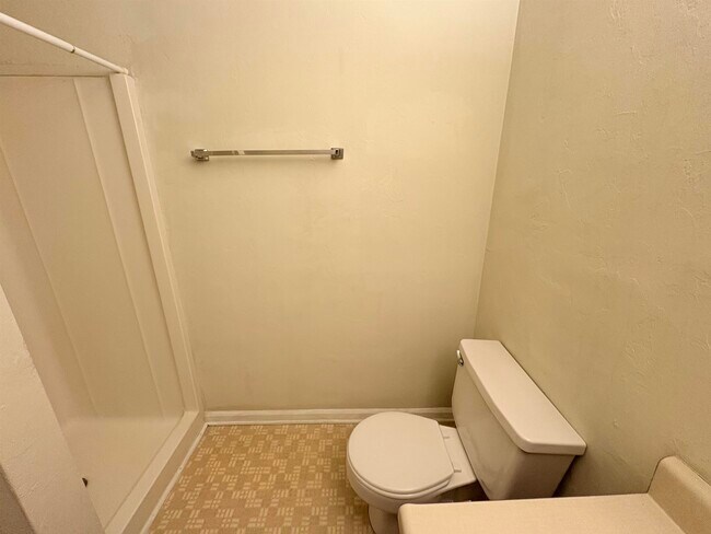 Building Photo - 1858 Sylvan Ct