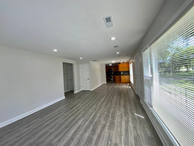 Building Photo - 340 Sanders Rd