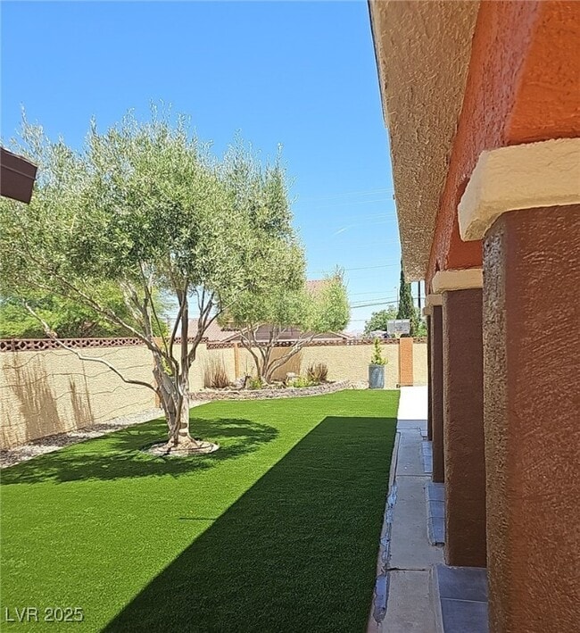 Building Photo - 8600 Abanico Ct