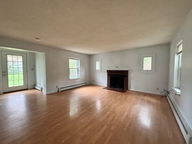 Building Photo - 354 Chapin St
