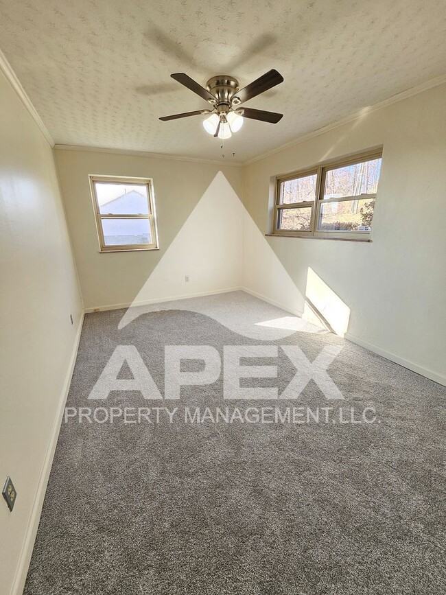 Building Photo - Spacious 4Bd – 2Ba Tri-Level Brick Home in North Knoxville!