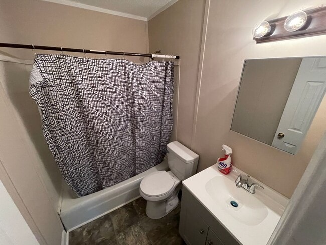 Building Photo - 4 Bedroom Brick House - Vouchers Accepted