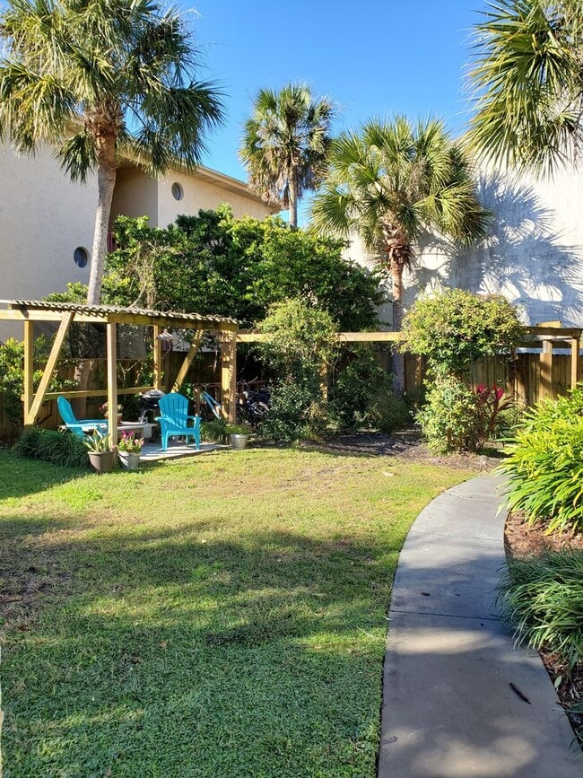 Primary Photo - Secluded 1/1 located within walking distan...