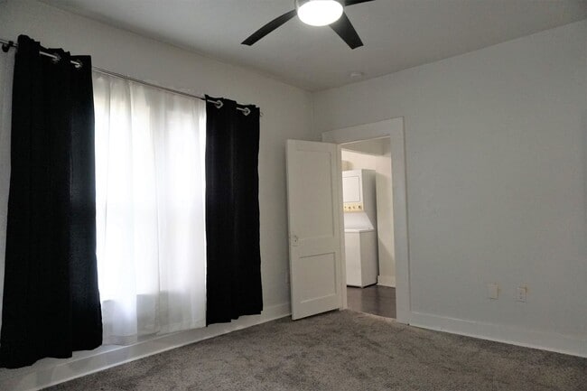 Building Photo - 2 BED 1 BATH DUPLEX MESTA PARK