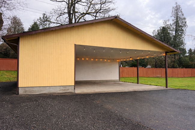 Building Photo - Country Living