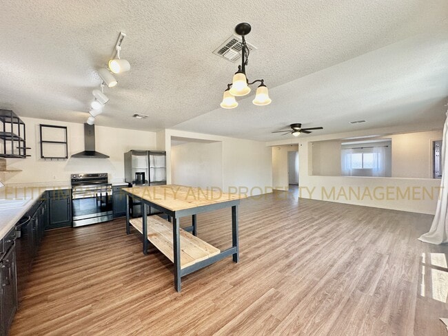 Building Photo - 10930 S San Clemente Camino