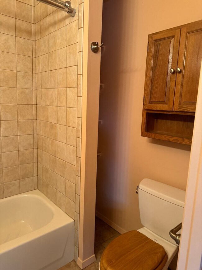 Building Photo - 4 bedroom 2 bathroom home in a great neighborhood!