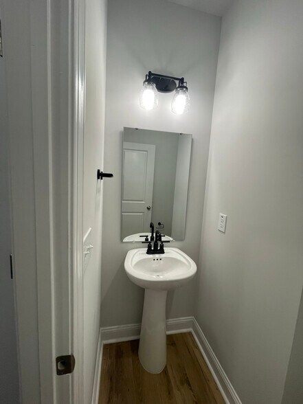 Building Photo - 704 Sutherland Ct