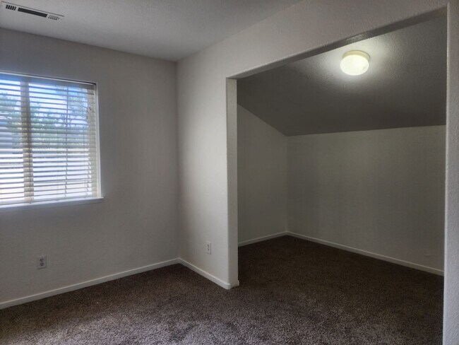 Building Photo - Cute 3 bedroom, 2.5 bath two story home wi...