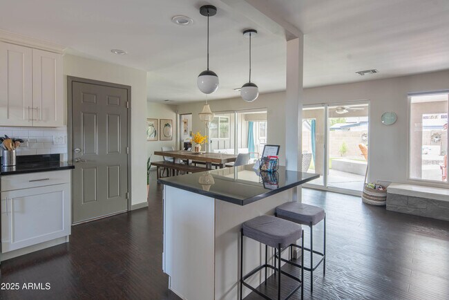 Building Photo - 2101 N 70th Pl